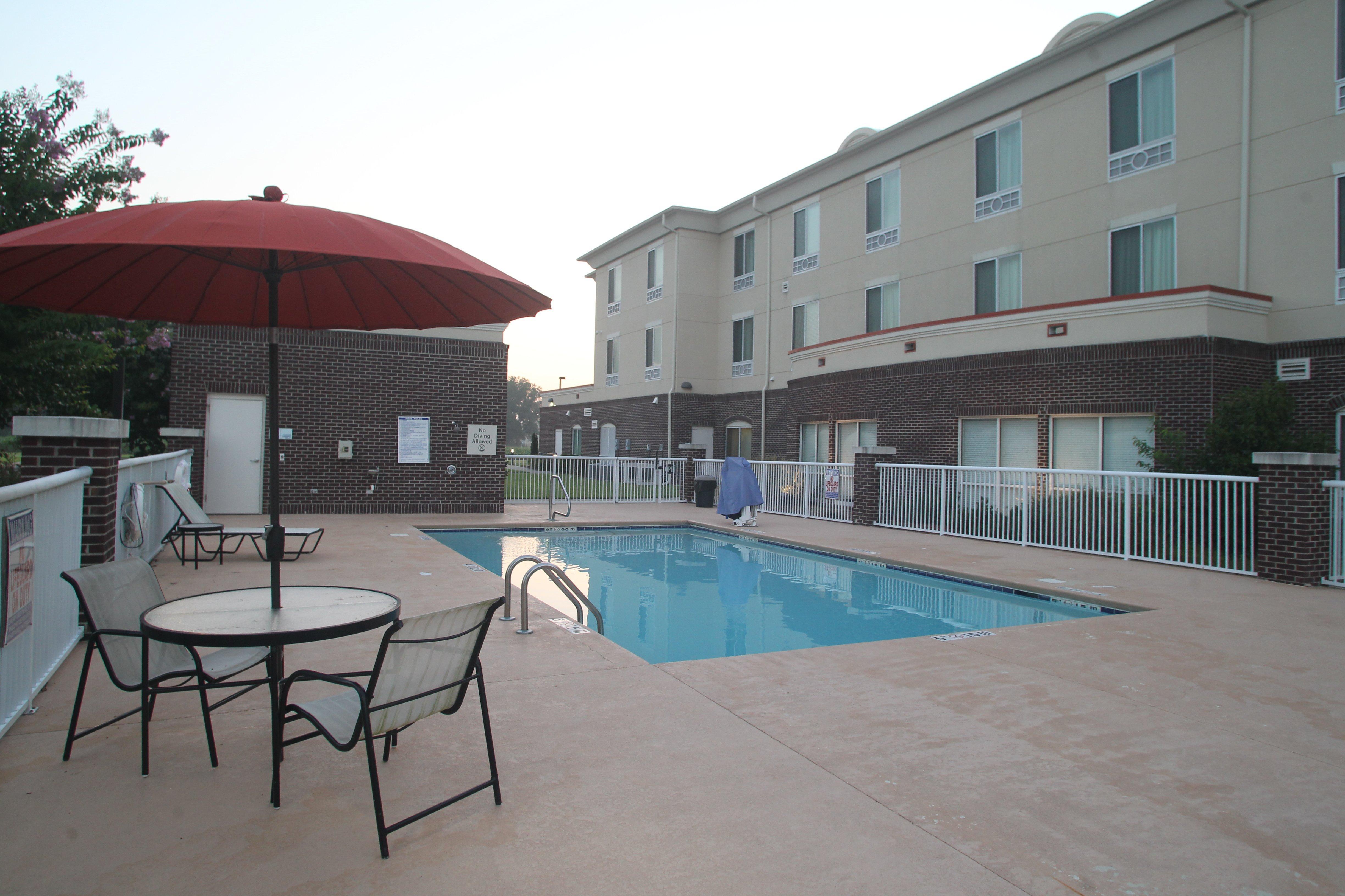 Holiday Inn Express Pembroke By Ihg Екстер'єр фото