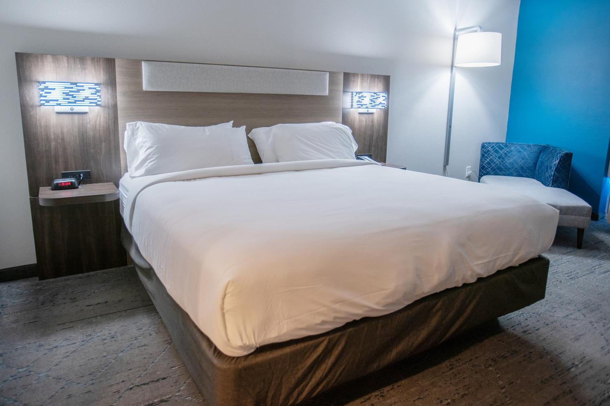 Holiday Inn Express Pembroke By Ihg Екстер'єр фото