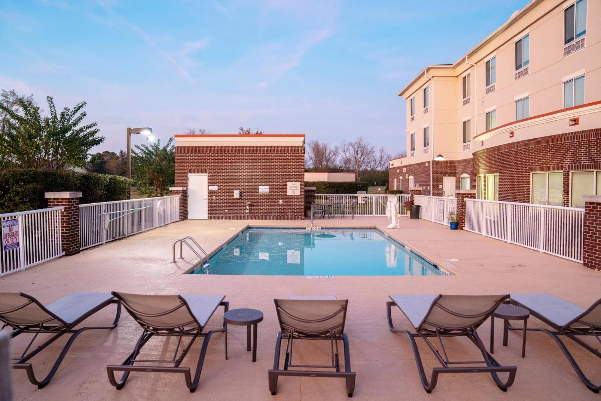 Holiday Inn Express Pembroke By Ihg Екстер'єр фото