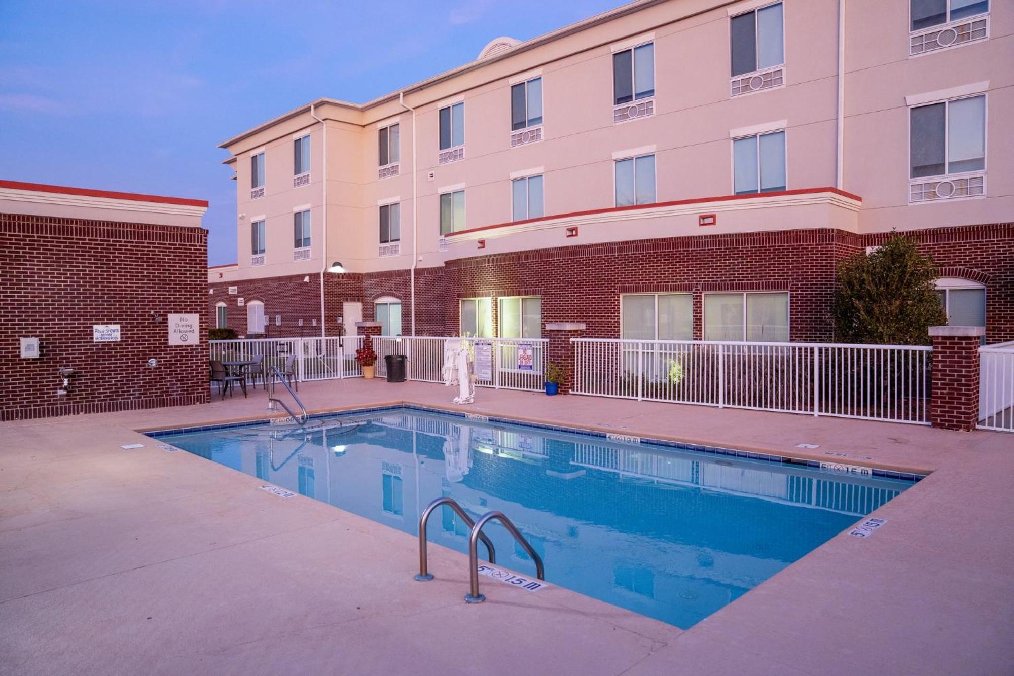 Holiday Inn Express Pembroke By Ihg Екстер'єр фото